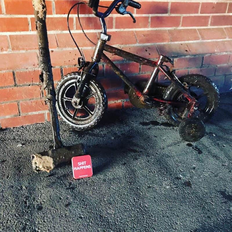 kalapács és egy falnak támasztott gyerekkerékpár