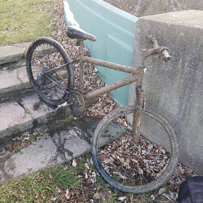 régi, koszos és rozsdás kerékpár