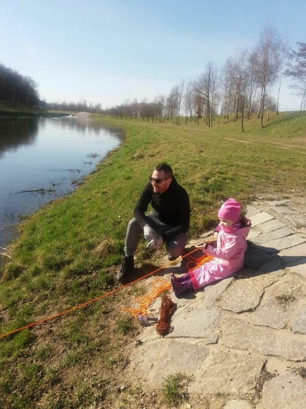 lánya mágnest dob a folyóba