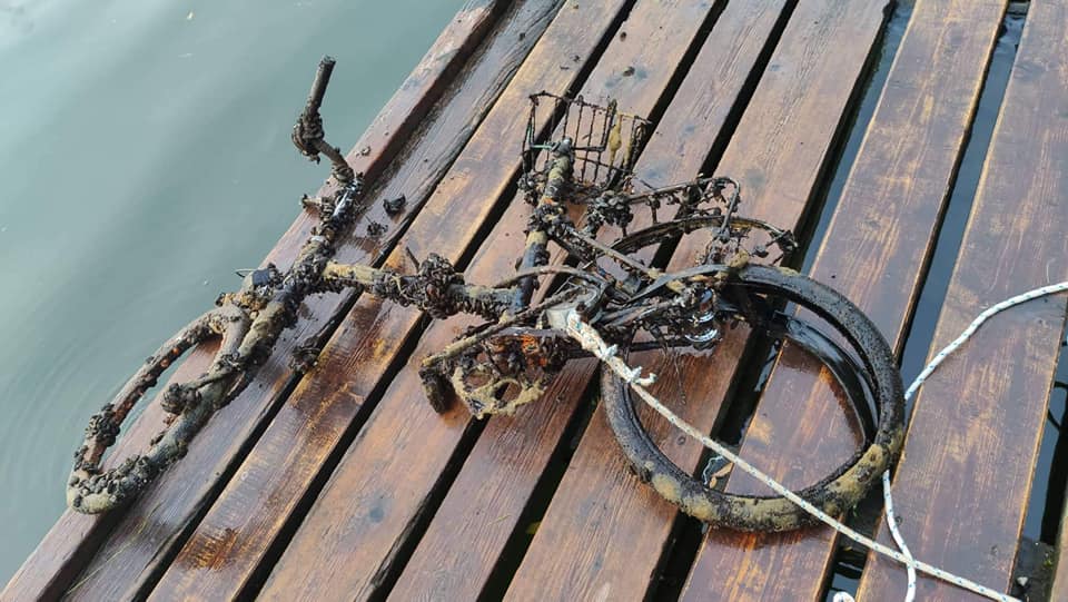 Kereső mágnes egy benőtt és tönkrement kerékpárra tapadva