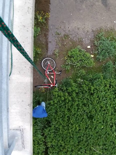 Hogyan néz ki a kerékpár kihúzása a híd alól