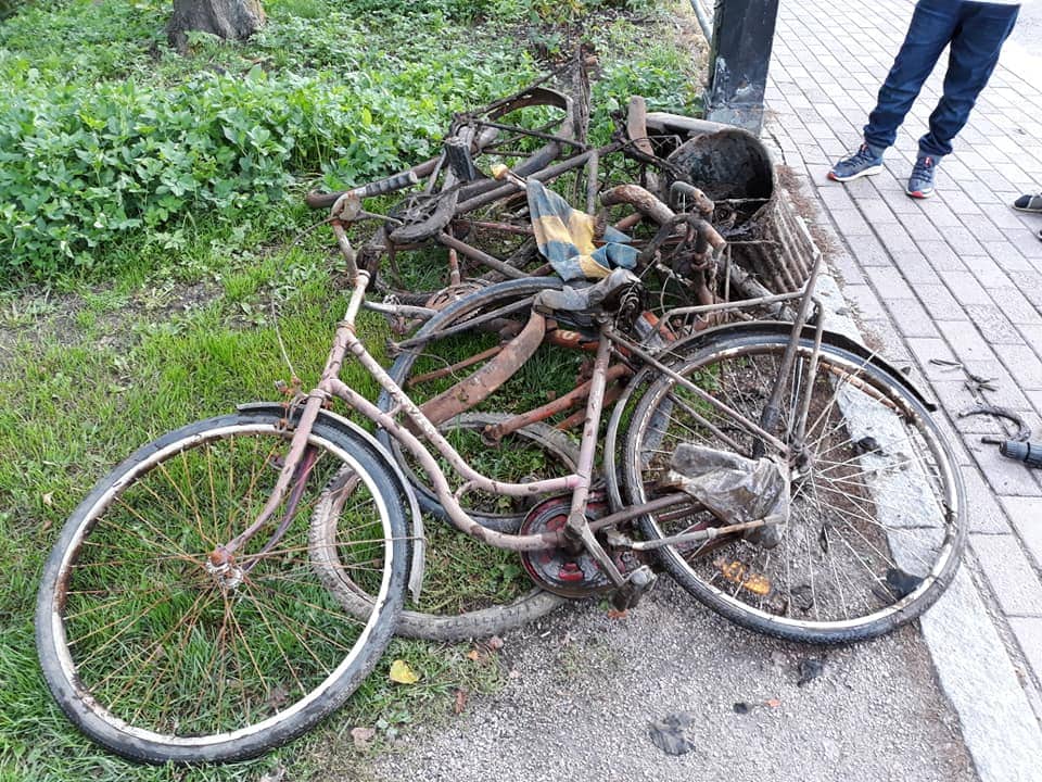 Vízből mágnesekkel kihúzott kerékpárok
