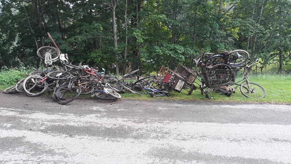 Sok kerékpárlelet az út mellett