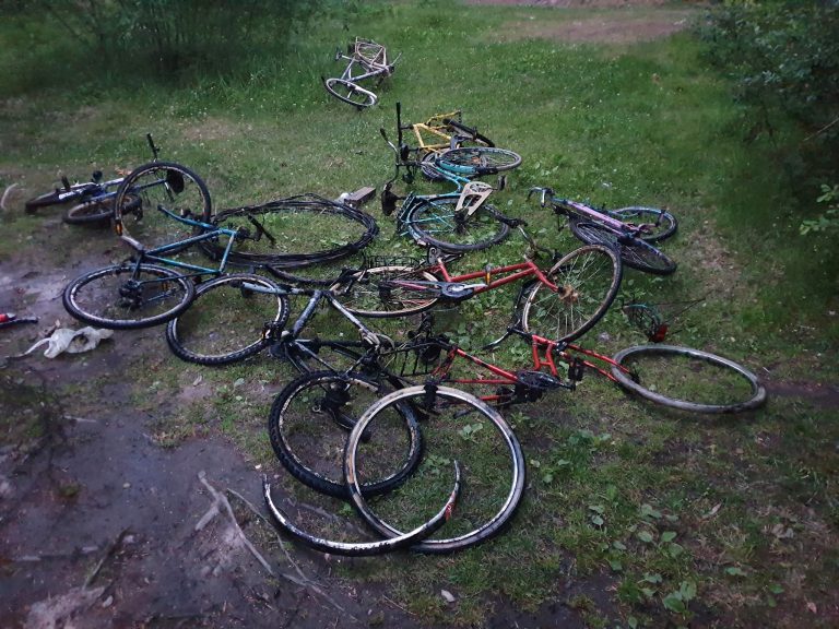 nyolc kerékpár egyetlen horgászatról, a füvön