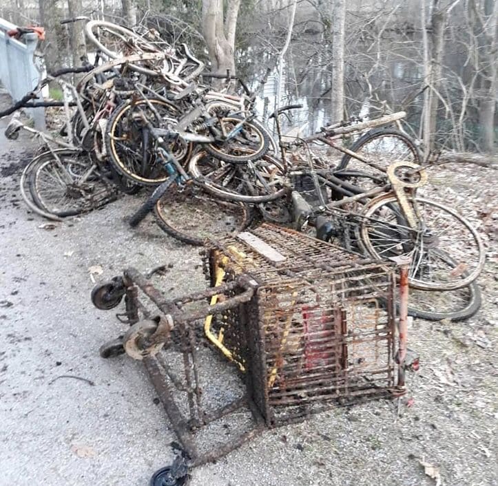 Bevásárlókocsi és kerékpártemető