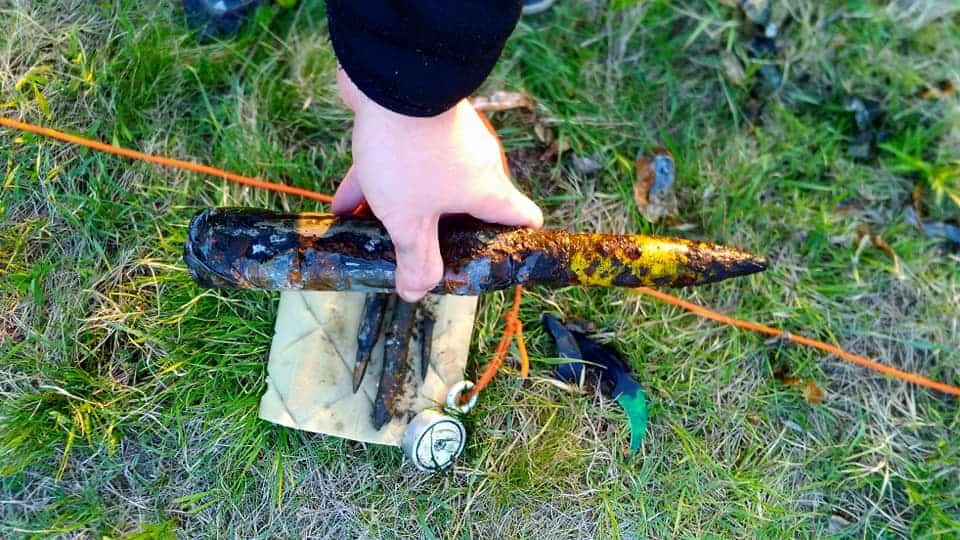 Egy mágneshorgász kezében tart egy géppuska-töltényt