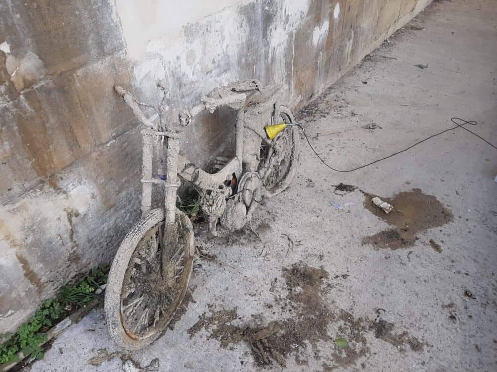 Régi moped egy betonfalnak támasztva