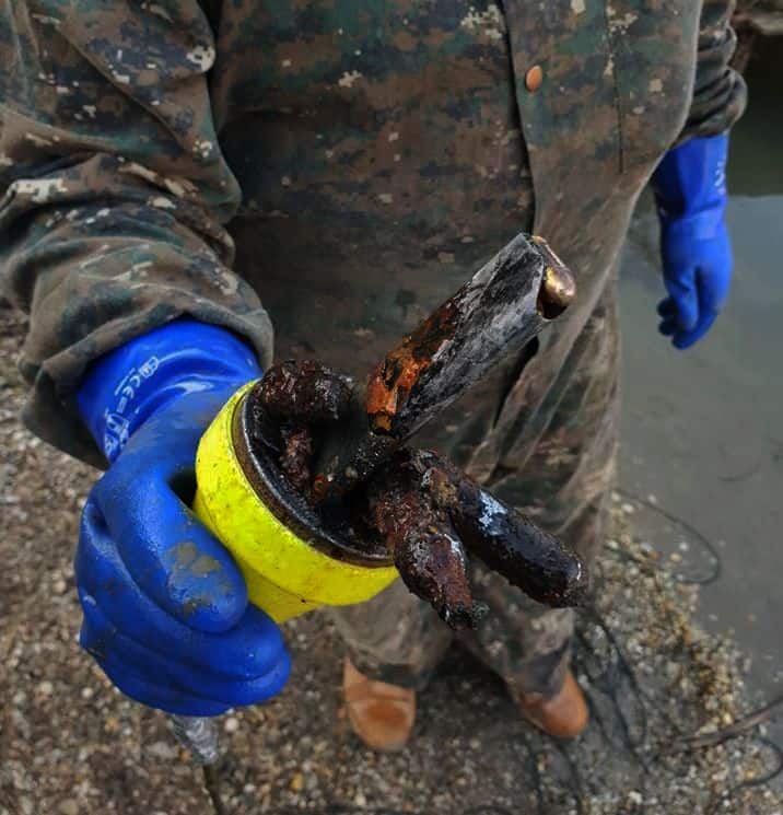 Tár és kis palackok a fishing magnetre tapadva