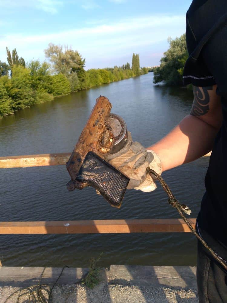 Egy városi híd alatt felfedezett pisztoly
